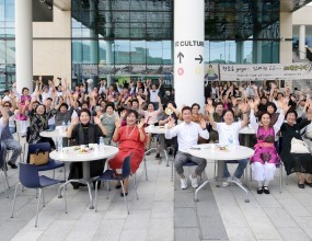 올 한해 장계향선양회 성주지회에서는 노인들을 위한 행사를 많이 하였습니다.지역특성상 어르신께 많이 집중되는 것도 있지만 내년에는 어린이집과 유치원을 다니며 유아들에게 동화구연을 해주는 봉사도 생각하고 있습니다.먼저 성주에서는 어른신들에게 추억이되는 사진찍기를 하였습니다.어르신들에게 노인대학 졸업식과 행복마을 사진찍기 행사에 참여하여 어르신들에게 화장을 해드리는 봉사를 하였습니다. 또 뜨거운 여름을 더 뜨겁게 달구어 줄 행사로 성주군에서 시행하는 '즐거운문화탐구생활'사업을 작년에 이어 올해도 참가, 선정되어 3백만원의 지원사업으로 어르신들에게 추억과 길이 남을 사진을 선물하였습니다.과거를 회상하는 1부 행사로 교복이나 교련복을 입고 사진을 찍는 '청춘을 gogo'와 모두의 어께를 들썩이게 하는 2부 '신바람 고고'로 함께 동참할 수 있는 행사를 준비하여 진행하였습니다.성주지회에서는 작년에도 이 사업을 하며 장계향 선양회가 어떤일을 하는지 또 무었을 위해 활동하는 지에 대해 관내에 관계자분들과 지역민에게 알린 바 있습니다.그리하여 좀 더 가까이 장계향할머니와 같은 이들이 그리고 그 말씀에 이르는 성인을 알리고져 하였습니다.우리 지회에서는 꾸준히 급식봉사와 공연봉사를 하고 복지관에서 하는 독거노인을 위한 명절전굽기봉사와 명절 음식 선물포장 등 다양한 봉사활동으로 지역과 장계향선양회를 알리고 있습니다.남은 2달여 동안 다른 어떤 봉사를 더 하게 될지.. 또 할 수 있을지는 모르지만 한가지는 약속 드릴 수 있습니다.우리가 장계향할머니의 이름에 어룰리는 사람으로 임하고 있다는 것입니다.모든 장계향선양회 여러분 힘내세요~~!!!2번째 '청춘을고고 신바람고고' 활동 사진입니다.사진과 같이 행사를 준비하고 진행함으로써 더 단단히 결속된 모습을 볼수 있었습니다.개인적으로는 자신감과 자아실현을 할 수 있는 계기도 되었습니다.  